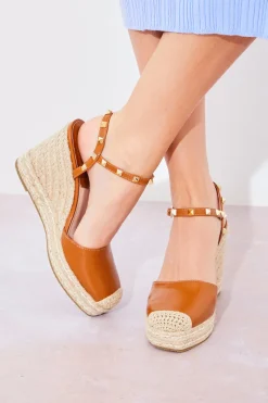 Closed Toe Studded Wedges|In The Style Discount